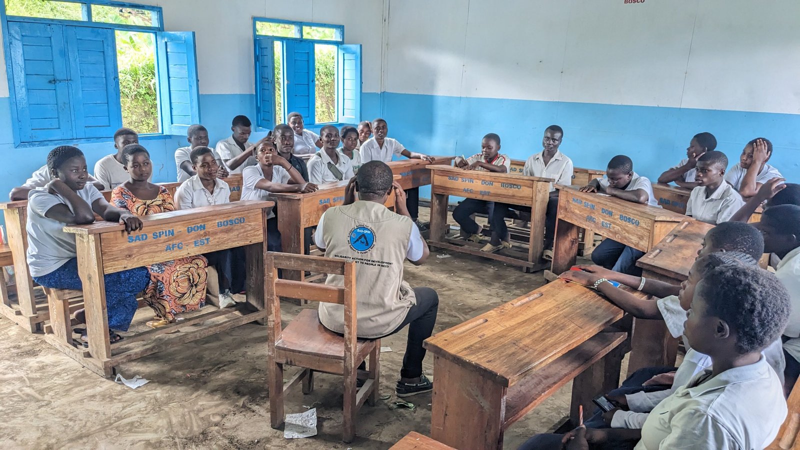 Lire la suite à propos de l’article EDUCATION : SAD SPIN paie les frais scolaires pour 15 enfants dans le territoire de Masisi.  – 2025 